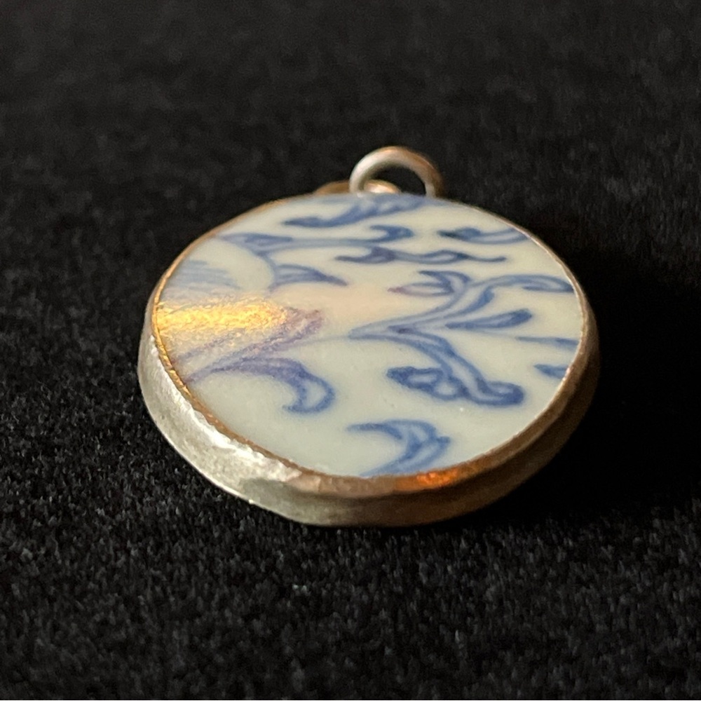 Elegant Blue and White Porcelain Pendant - Picture 7 of 8